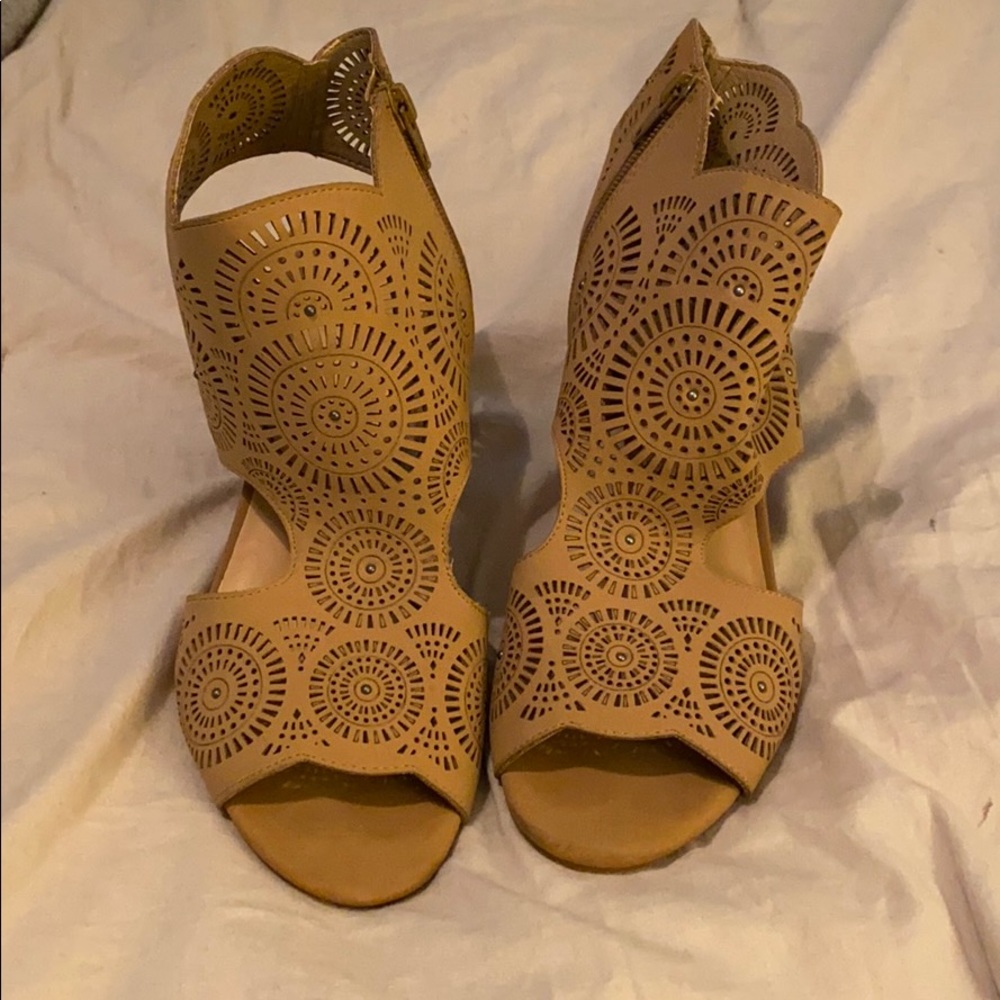 Francesca’s Bendetti Scalloped Cutout Heel Block